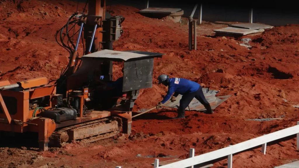 Operación de maquinaria pesada y perforación en proyecto minero a cielo abierto en Bolivia - Construmining SRL